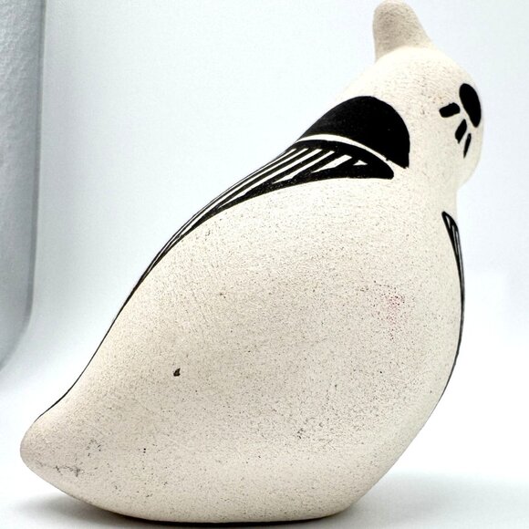 Acoma Pueblo Handcrafted Chino Ceramic Quail Bird Figurine Black & White Pottery - Picture 5 of 7